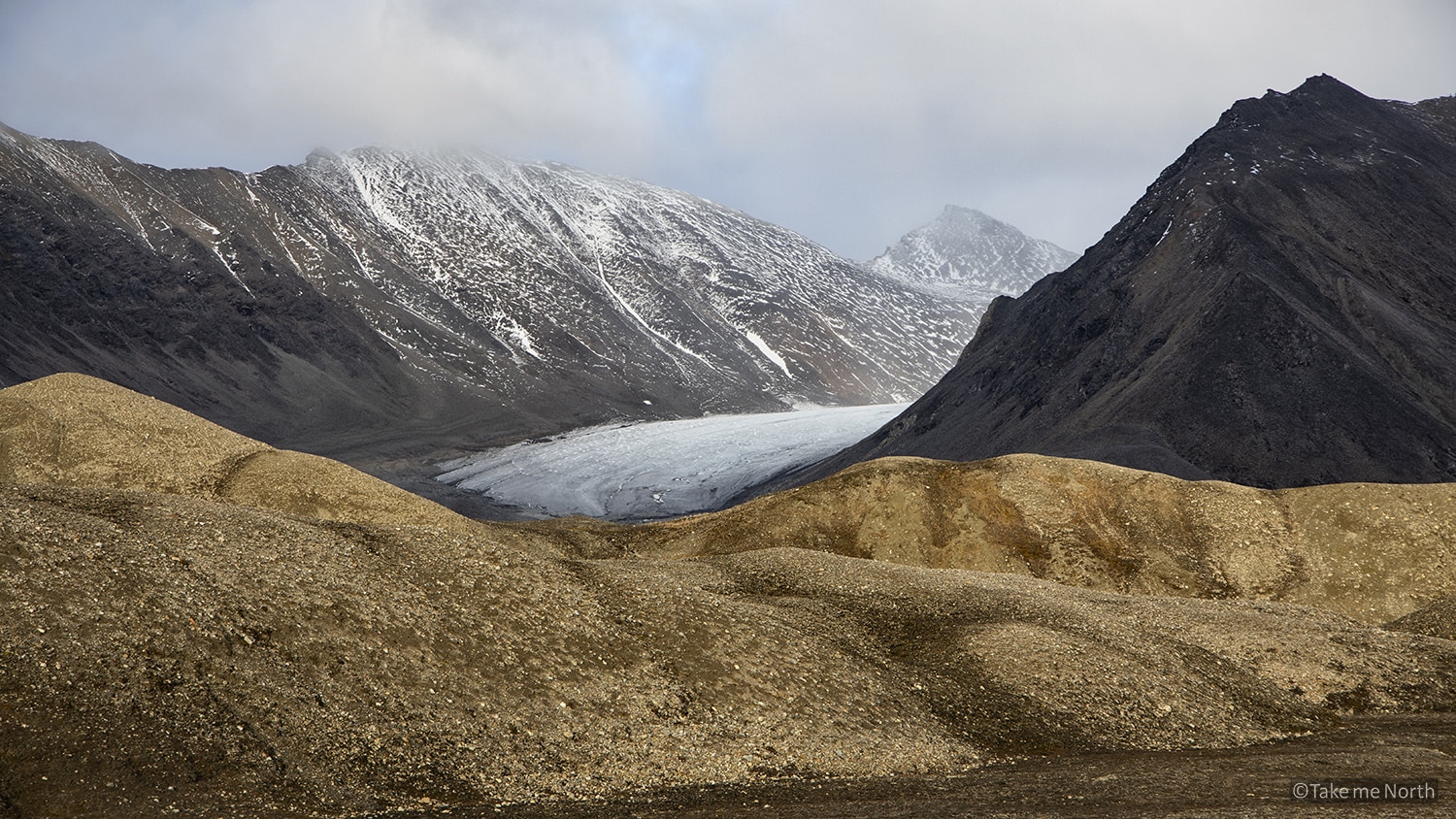 A view over the moraines of Uvêrsbreen