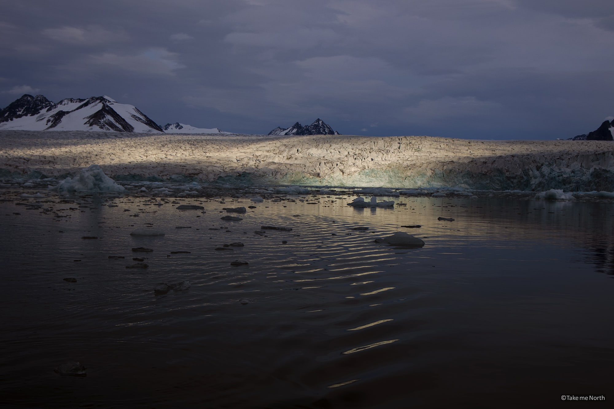 Lilliehöokbreen catching a shimmer of sunlight