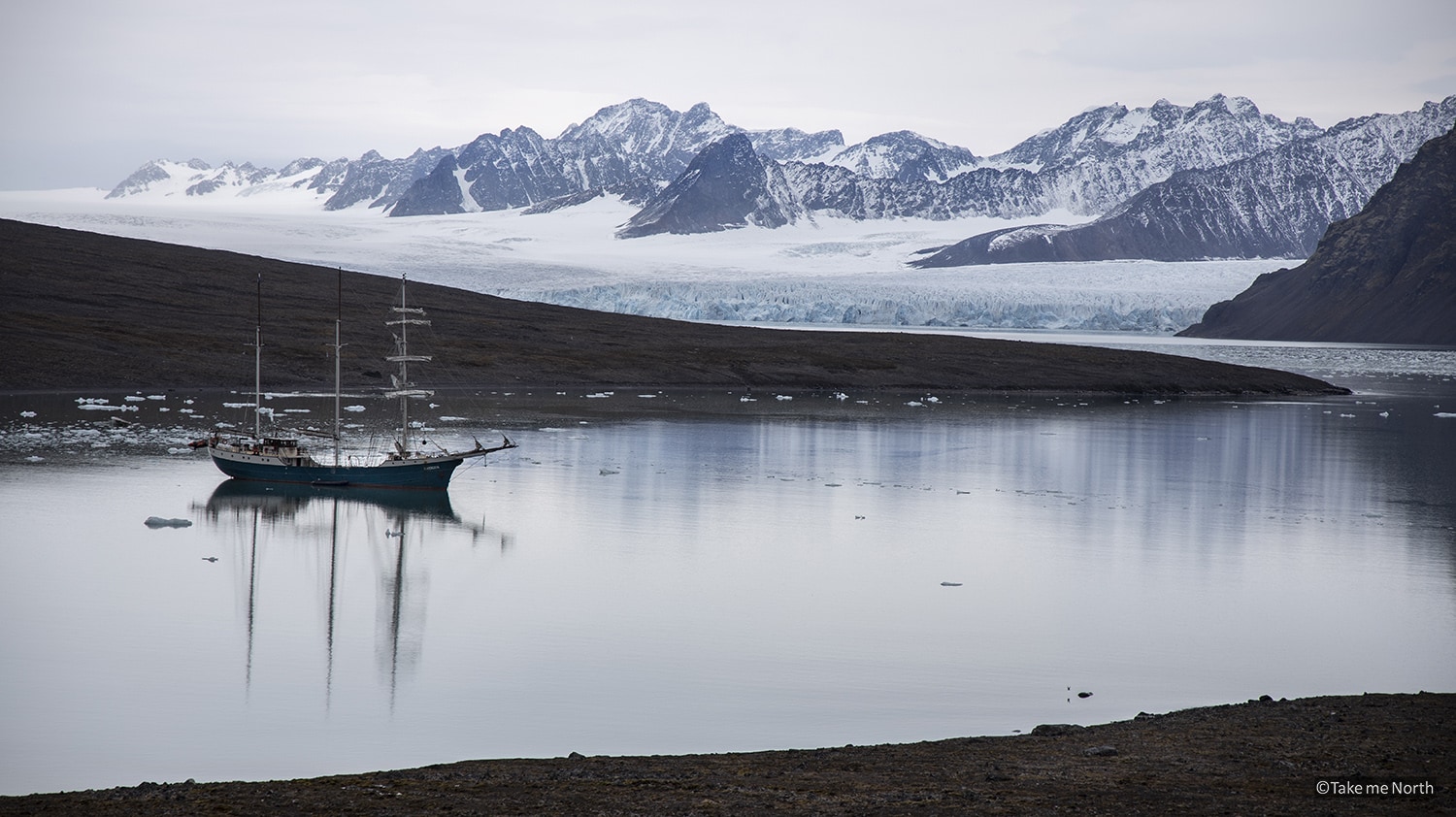 A view at the small bay Signehamna, with the glacier Lilliehöökbreen in the background.