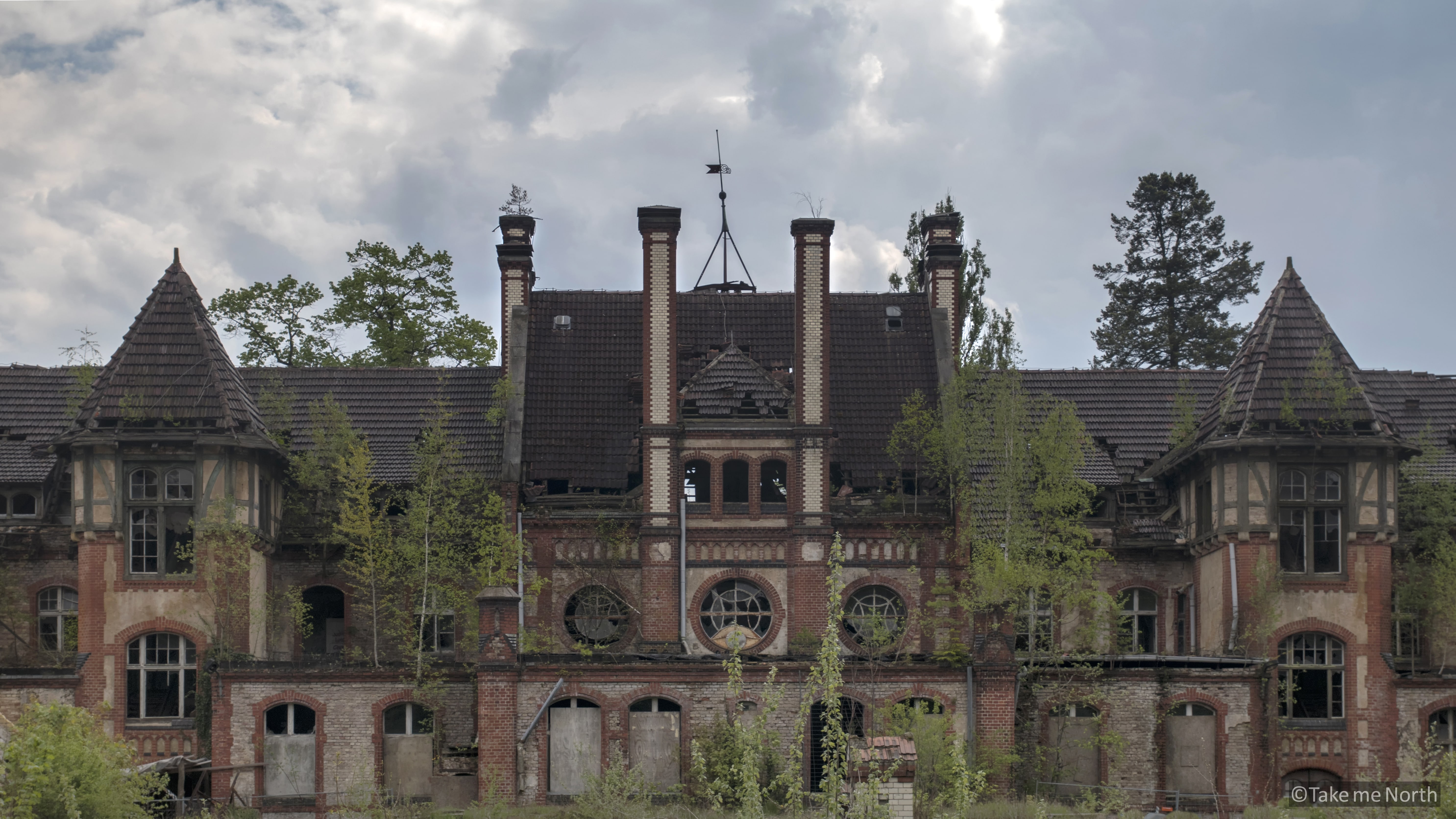 De overwoekerde voorgevel van een keukengebouw