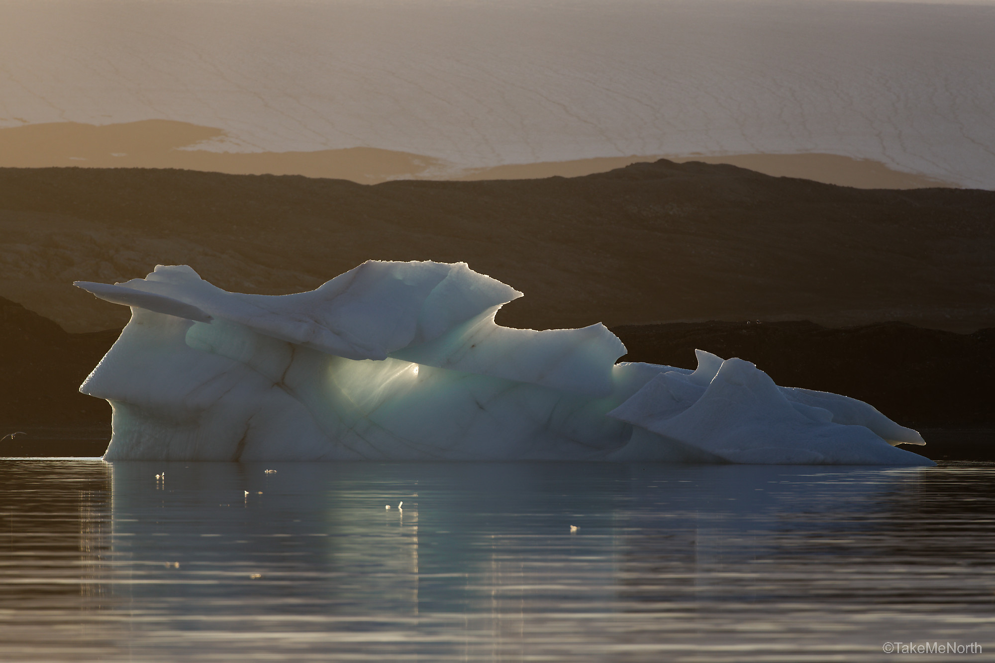 Een ijsberg in het stromende tij van Wahlenbergfjorden