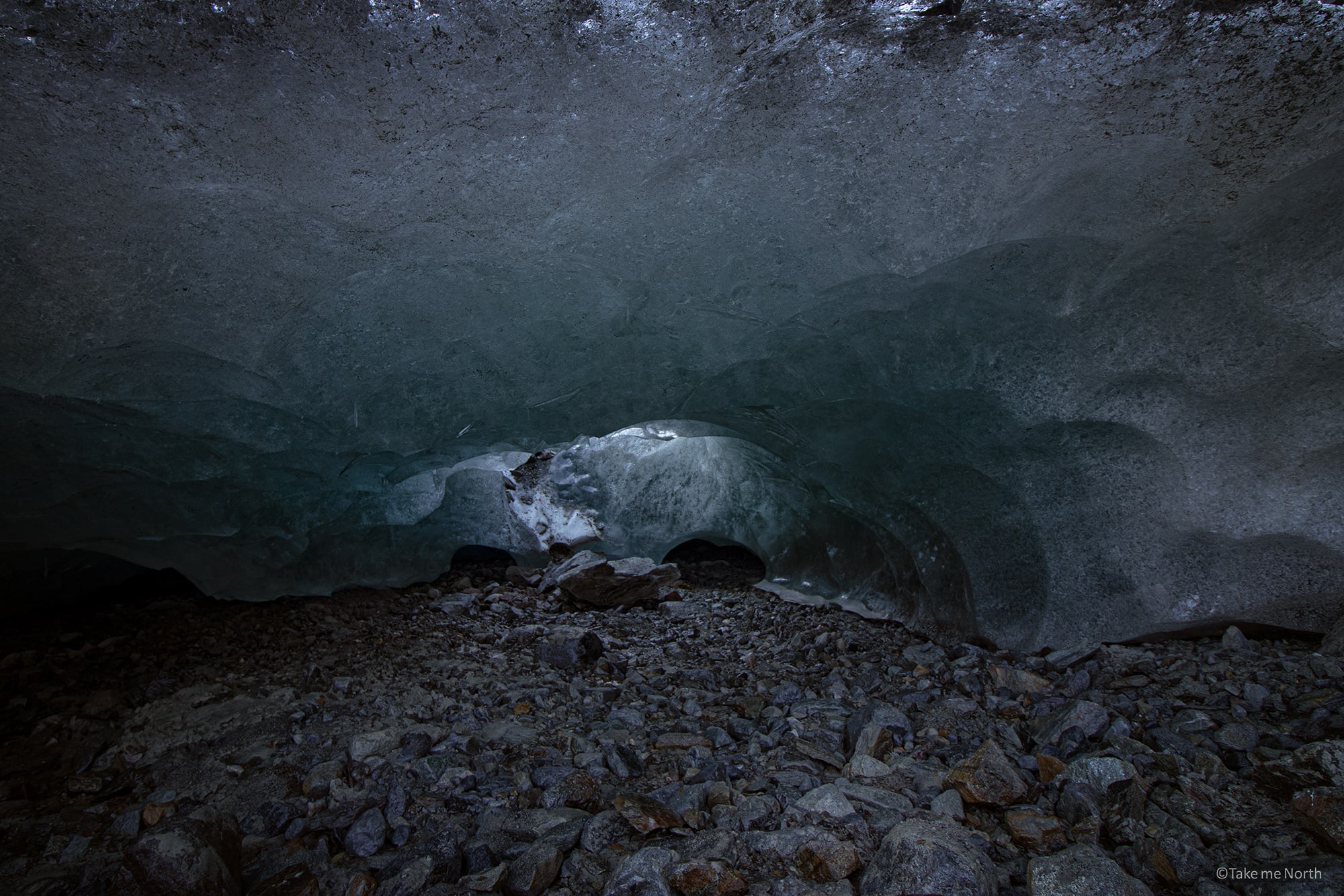 Een blik onder de gletsjer Steindalsbreen