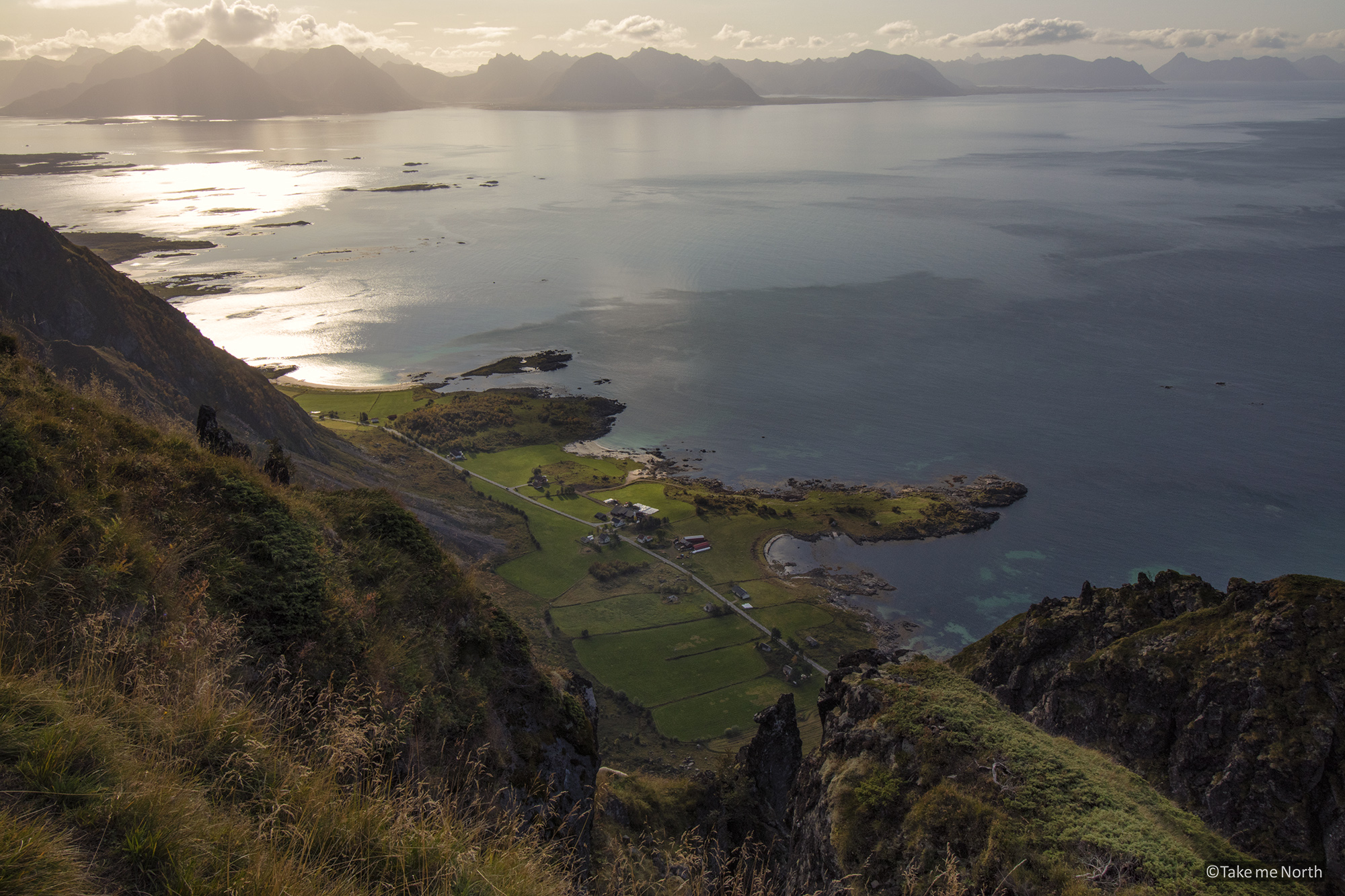 Het uitzicht vanaf Tanipa, Hadseløya, met de Lofoten op de achtergrond