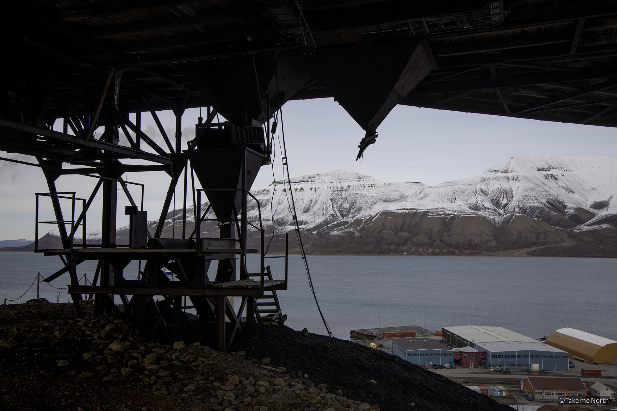 Overblijfselen van de mijnbouw op een heuveltop bij LongyearByen.